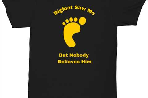 Bigfoot saw me, but nobody believes him foot Novelty unisextee, in color black
